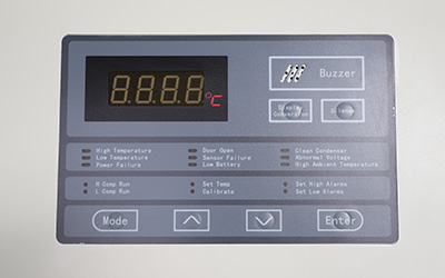 -86°C Congelador de ultra baja temperatura con sistema de auto-cascada detalle - Pantalla digital de temperatura. Panel de control para configuración. Con botón de luz de alarma, claramente para mostrar y fácil de llamar.