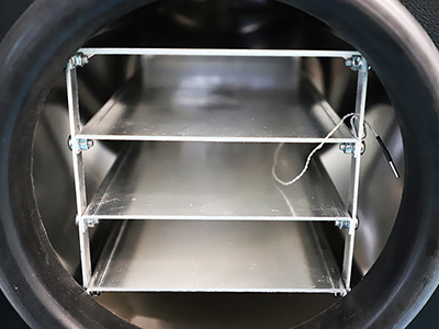 Secador de congelación de uso doméstico pequeño de 1-2 kg para alimentos detalle - Bandejas de material de acero inoxidable y cámara de secado.