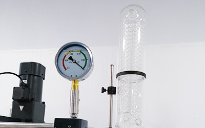 Reactor de vidrio con camisa de 100L detalle - Vacuómetro de aceite, antivibración durante la agitación; Condensador de superficie de alta eficiencia.