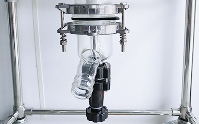 Reactor de vidrio con camisa de 100L detalle - Válvula de descarga, materiales fáciles de descargar. Piezas de PTFE para anticorrosión.