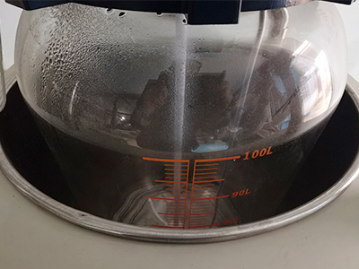 Reactor de vidrio de una sola capa de 100L detalle - Baño calefactor con serpentín calefactor, el rango de temperatura es de temperatura ambiente a 180 ℃. Hervidor de reacción redondo para 1L-100L, hervidor de cilindro para 100L-200L.