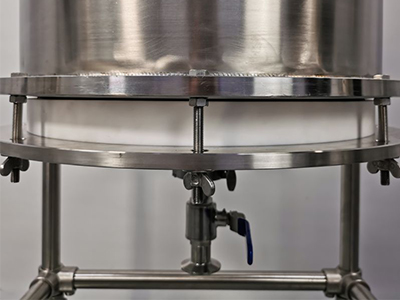 Reactor de fase sólida de acero inoxidable 10L 50L detalle - La placa base del filtro de PTFE con conexión de brida es conveniente para el montaje, la limpieza y el reemplazo.