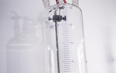 Reactor de vidrio con camisa de 200L detalle - Tanque de alimentación de 10L, vidrio de borosilicato alto GG-17.