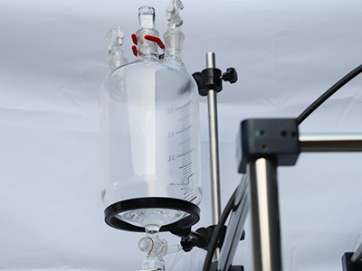 Reactor de vidrio de una sola capa de 200L detalle - El tanque de alimentación de volumen de 5L, con válvula de liberación de aire, puede alimentar líquido de forma continua.