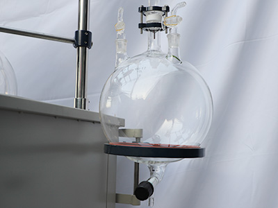 Reactor de vidrio de una sola capa de 200L detalle - Matraz receptor de 10L de volumen, con válvula de purga de aire y válvula de descarga.