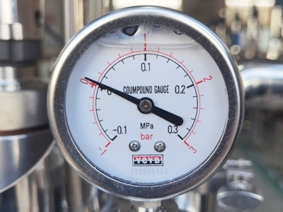 Reactor de acero inoxidable de doble capa de 30 l para destilación detalle - El puntero en tiempo real del manómetro de vacío muestra el vacío real.