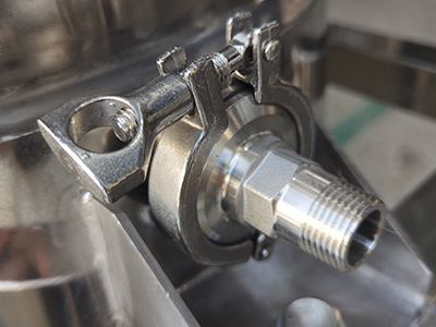 Reactor de acero inoxidable de doble capa de 30 l para destilación detalle - Millas estándar de acero inoxidable, conexión estable, sellado fuerte.
