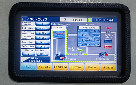 4-6kg pequeño liofilizador de alimentos detalle - Pantalla táctil LCD, inicio con un botón. Control del sistema PLC, puede configurar programas y guardar diferentes fórmulas de liofilización, un toque para ejecutar el programa establecido para diferentes muestras.