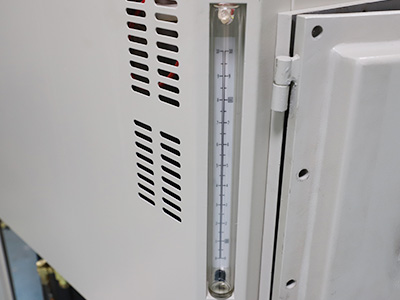 Enfriador del calentador de agua 50L para laboratorio detalle - Nivel de líquido de aceite, puede observar el nivel de aceite en cualquier momento.