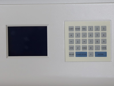 Espectrofotómetro de absorción atómica detalle - Procesamiento de datos informático incorporado y pantalla LCD con interfaz a un ordenador.