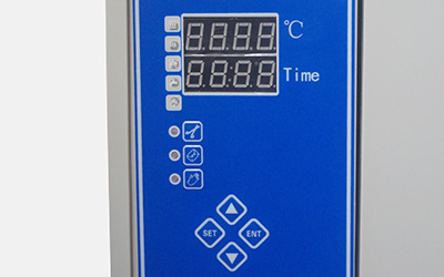 Esterilizador de vapor de vacío de clase B de sobremesa detalle - Display LED, mostrando claramente a temperatura e o tempo, o processo de esterilização é claramente visível.
