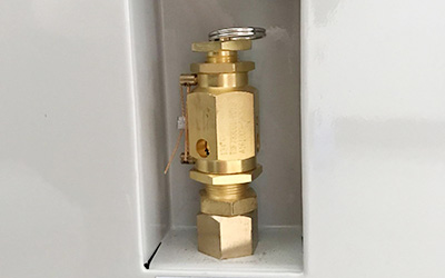 Esterilizador de vapor de vacío de clase B de sobremesa detalle - Válvula de segurança, quando a temperatura do esterilizador é muito alta, a válvula de segurança esvaziará automaticamente para garantir o uso seguro.