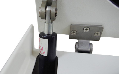Centrífuga refrigerada de sobremesa HR-20 detalle - La palanca hidráulica facilita la apertura y el cierre de la tapa.