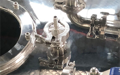 Extractor centrífugo de etanol para aceite de CBD de cáñamo detalle - Puerto de vacío con abrazadera rápida, puede coincidir con la bomba de vacío para alimentación de presión negativa.