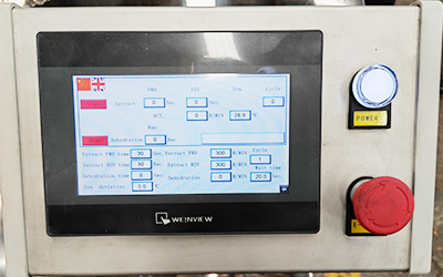 Sistema de centrífuga de extracción de alcohol etanol detalle - Controle la pantalla táctil con el programa PLC y el dispositivo de medición de temperatura, la temperatura en tiempo real se puede mostrar en la pantalla.