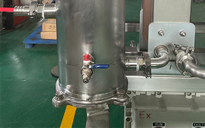 Evaporador de película descendente a escala de laboratorio para la recuperación de etanol detalle - Puerto de alimentación con sistema de filtración, que puede realizar una filtración primaria al alimentar la muestra.