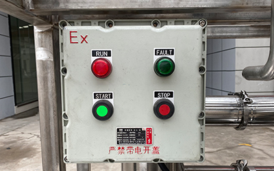 Evaporador de película descendente a escala de laboratorio para la recuperación de etanol detalle - Caja de control a prueba de explosiones. Un botón se inicia y se detiene. Con alarma de luz de lámpara por funcionamiento y avería.