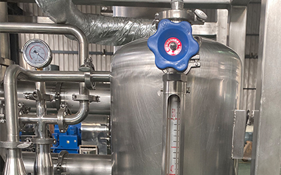 Evaporador de película descendente a escala de laboratorio para la recuperación de etanol detalle - El tanque de transferencia se conecta con un enfriador criogénico para la recuperación de etanol. Incluye indicador de nivel de líquido y filtro, que puede ver el nivel de líquido recolectado y volver a filtrar antes de la recuperación.