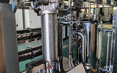Escala industrial del evaporador de película descendente de efecto único de gran capacidad detalle - Puerto de alimentación con sistema de filtración, que puede realizar una filtración primaria al alimentar la muestra.