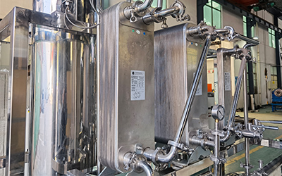 Escala industrial del evaporador de película descendente de efecto único de gran capacidad detalle - Intercambiador de calor soldado de acero inoxidable, mejora la eficiencia de transferencia de calor, con alta eficiencia de condensación.
