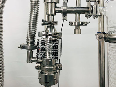 Destilación molecular del evaporador de película limpia de trayectoria corta de la serie B detalle - La bomba de difusión mejora el grado de vacío y la pureza del material es mayor.