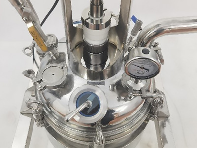 Reactor de calefacción eléctrica de acero inoxidable detail - Tapa de reactor multipuerto, con número de puertos personalizable, y diseño de gran diámetro que facilita la limpieza.