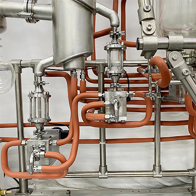 Destilación molecular de película limpia de acero inoxidable detalle - El uso de bombas de engranajes para impulsar la alimentación y la descarga automáticas, para destilación molecular pequeña a nivel piloto, para aumentar la productividad.