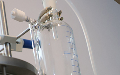 Equipo de destilación molecular de película limpiada para aceite de CBD detalle - Tanque de alimentación